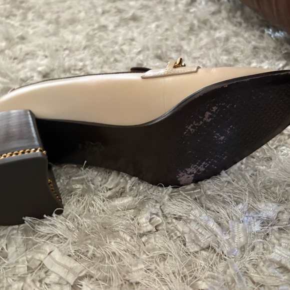 Tory Burch Women's Beige Loafers with Gold Chain - Picture 4 of 7